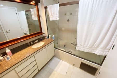 Apartamento para alugar com 205m², 2 quartos e 3 vagasBanheiro da Suíte 3
