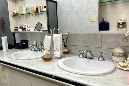 Apartamento à venda com 280m², 5 quartos e 1 vaga Apartamento à venda com 280m², 5 quartos e 1 vagaBanheiro da Suíte