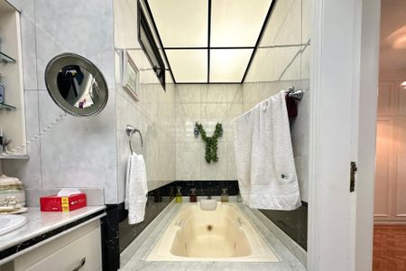 Apartamento à venda com 280m², 5 quartos e 1 vaga Apartamento à venda com 280m², 5 quartos e 1 vagaBanheiro da Suíte