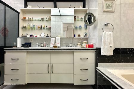 Apartamento à venda com 280m², 5 quartos e 1 vaga Apartamento à venda com 280m², 5 quartos e 1 vagaBanheiro da Suíte