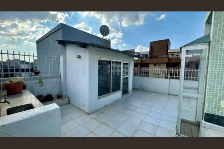 Apartamento à venda com 180m², 3 quartos e 2 vagas Apartamento à venda com 180m², 3 quartos e 2 vagasTerraço