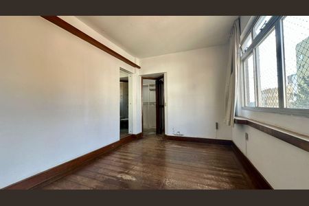 Apartamento à venda com 180m², 3 quartos e 2 vagas Apartamento à venda com 180m², 3 quartos e 2 vagasSuíte