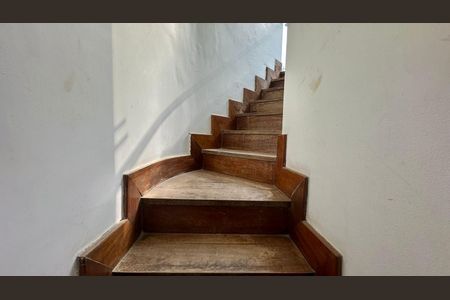 Apartamento à venda com 180m², 3 quartos e 2 vagas Apartamento à venda com 180m², 3 quartos e 2 vagasEscada