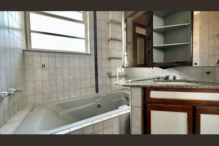 Apartamento à venda com 180m², 3 quartos e 2 vagas Apartamento à venda com 180m², 3 quartos e 2 vagasBanheiro da Suíte