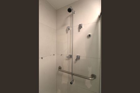 Banheiro de kitnet/studio para alugar com 1 quarto, 34m² em Indianópolis, São Paulo