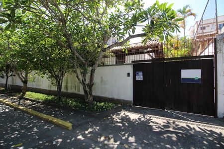 Casa de condomínio à venda com 724m², 4 quartos e 3 vagasFachada com Placa