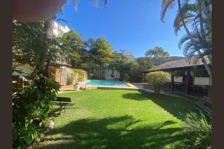 Casa de condomínio à venda com 724m², 4 quartos e 3 vagas