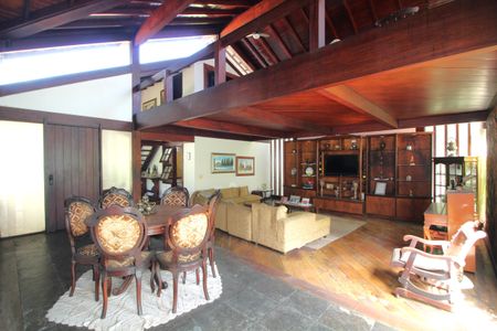 Casa de condomínio à venda com 724m², 4 quartos e 3 vagasSala