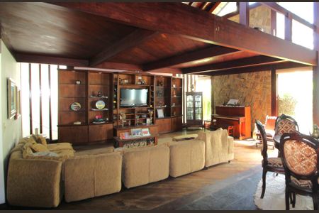 Casa de condomínio à venda com 724m², 4 quartos e 3 vagasSala