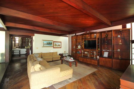 Casa de condomínio à venda com 724m², 4 quartos e 3 vagasSala