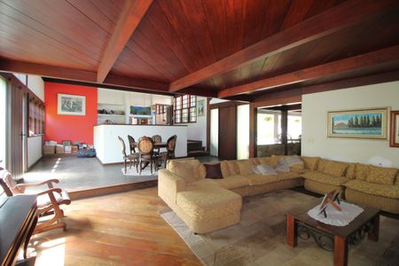 Casa de condomínio à venda com 724m², 4 quartos e 3 vagasSala