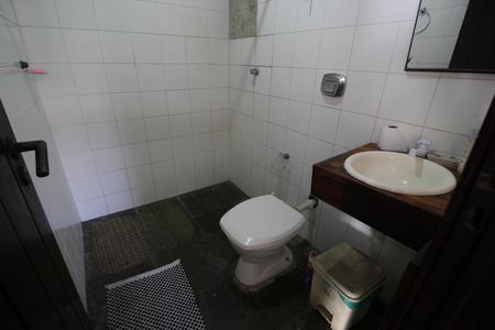Casa de condomínio à venda com 724m², 4 quartos e 3 vagasBanheiro de Serviço