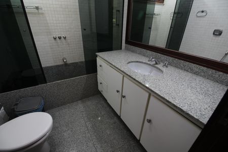 Casa de condomínio à venda com 724m², 4 quartos e 3 vagasBanheiro Social