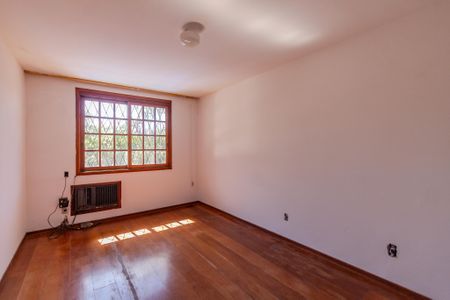 Casa à venda com 230m², 3 quartos e 3 vagasSuíte