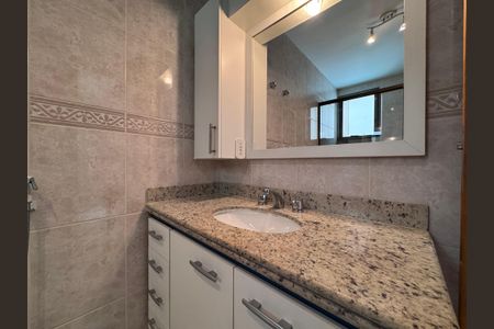 Apartamento à venda com 263m², 4 quartos e 3 vagasBanheiro da Suíte 2