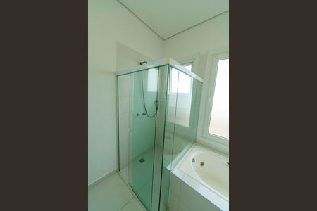 Casa de condomínio para alugar com 300m², 3 quartos e 4 vagas Casa de condomínio para alugar com 300m², 3 quartos e 4 vagasBanheiro da Suíte 1