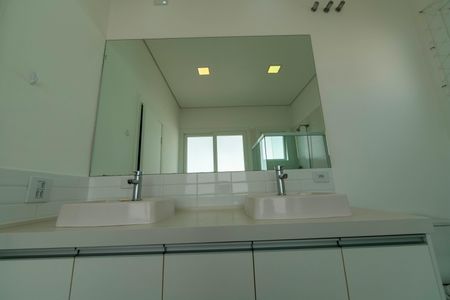 Casa de condomínio para alugar com 300m², 3 quartos e 4 vagas Casa de condomínio para alugar com 300m², 3 quartos e 4 vagasBanheiro da Suíte 1