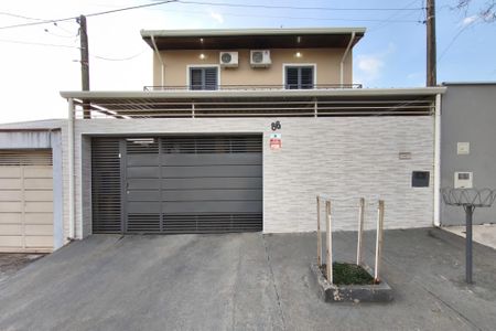 Casa à venda com 150m², 3 quartos e 1 vaga Casa à venda com 150m², 3 quartos e 1 vagaFachada