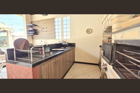 Casa de condomínio à venda com 214m², 3 quartos e 2 vagas Casa de condomínio à venda com 214m², 3 quartos e 2 vagasÁrea comum - Churrasqueira