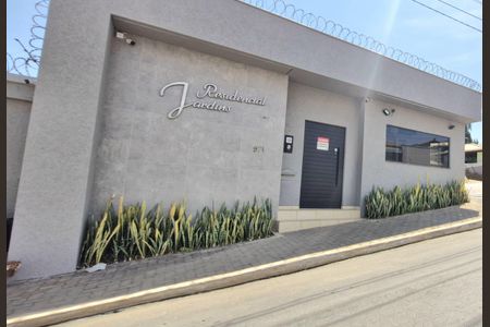 Casa de condomínio à venda com 214m², 3 quartos e 2 vagas Casa de condomínio à venda com 214m², 3 quartos e 2 vagasFachada