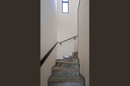 Apartamento à venda com 280m², 4 quartos e 7 vagas Apartamento à venda com 280m², 4 quartos e 7 vagasEscada