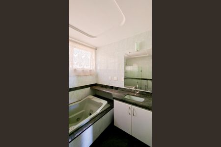 Apartamento à venda com 280m², 4 quartos e 7 vagas Apartamento à venda com 280m², 4 quartos e 7 vagasBanheiro da Suíte 2