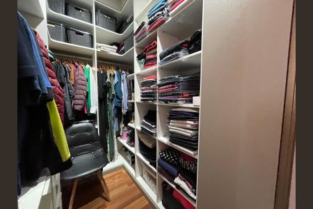 Casa à venda com 130m², 3 quartos e 2 vagas Casa à venda com 130m², 3 quartos e 2 vagasCloset da Suíte 2