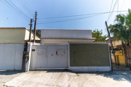 Casa à venda com 110m², 3 quartos e 1 vaga Casa à venda com 110m², 3 quartos e 1 vagaFachada