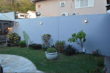 Casa de condomínio à venda com 179m², 3 quartos e 2 vagas Casa de condomínio à venda com 179m², 3 quartos e 2 vagasÁrea Externa