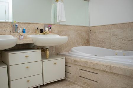 Apartamento à venda com 309m², 4 quartos e 3 vagasBanheiro da Suíte