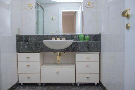 Apartamento à venda com 309m², 4 quartos e 3 vagasBanheiro Social