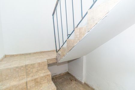 Casa para alugar com 100m², 2 quartos e 1 vaga Casa para alugar com 100m², 2 quartos e 1 vagaEscada