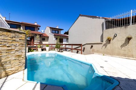 Casa à venda com 172m², 3 quartos e 3 vagas Casa à venda com 172m², 3 quartos e 3 vagasPiscina