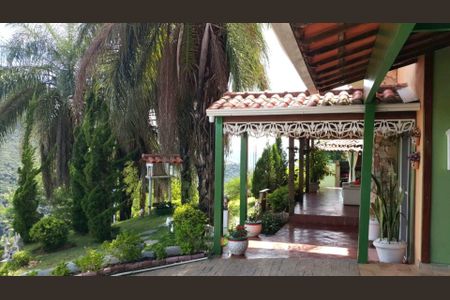 Casa de condomínio à venda com 375m², 4 quartos e 3 vagas