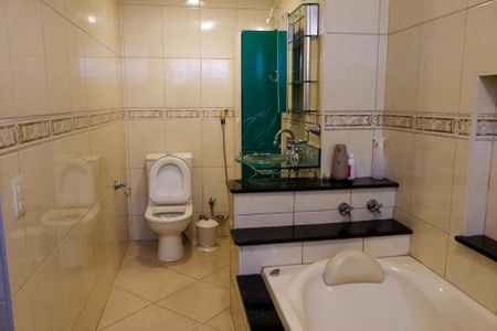 Casa à venda com 213m², 3 quartos e 2 vagas Casa à venda com 213m², 3 quartos e 2 vagasBanheiro da Suíte