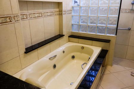 Casa à venda com 213m², 3 quartos e 2 vagas Casa à venda com 213m², 3 quartos e 2 vagasBanheiro da Suíte