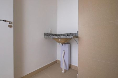 Banheiro de kitnet/studio para alugar com 1 quarto, 28m² em Pinheiros, São Paulo