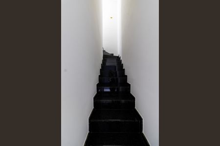 Casa de condomínio à venda com 52m², 2 quartos e 1 vaga Casa de condomínio à venda com 52m², 2 quartos e 1 vagaEscada