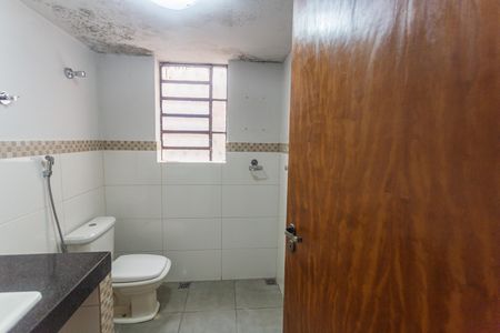 Casa à venda com 300m², 6 quartos e 1 vagaBanheiro Social da Casa de Fundos