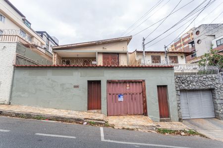 Casa à venda com 300m², 6 quartos e 1 vagaFachada