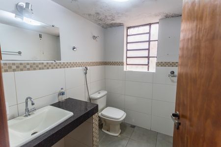 Casa à venda com 300m², 6 quartos e 1 vagaBanheiro Social da Casa de Fundos