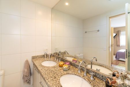 Apartamento à venda com 147m², 3 quartos e 2 vagas Apartamento à venda com 147m², 3 quartos e 2 vagasBanheiro da Suíte