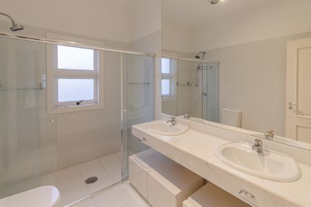 Casa para alugar com 392m², 5 quartos e 4 vagas Casa para alugar com 392m², 5 quartos e 4 vagasBanheiro da Suíte 1