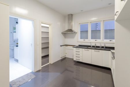 Casa para alugar com 392m², 5 quartos e 4 vagas Casa para alugar com 392m², 5 quartos e 4 vagasCozinha