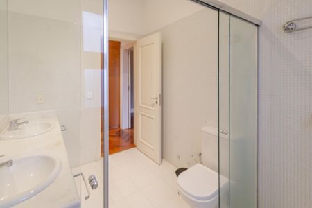 Casa para alugar com 392m², 5 quartos e 4 vagas Casa para alugar com 392m², 5 quartos e 4 vagasBanheiro da Suíte 1