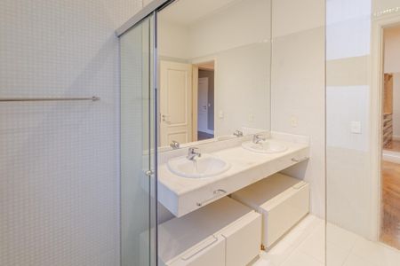 Casa para alugar com 392m², 5 quartos e 4 vagas Casa para alugar com 392m², 5 quartos e 4 vagasBanheiro da Suíte 1