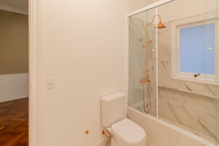 Casa para alugar com 392m², 5 quartos e 4 vagas Casa para alugar com 392m², 5 quartos e 4 vagasBanheiro Social