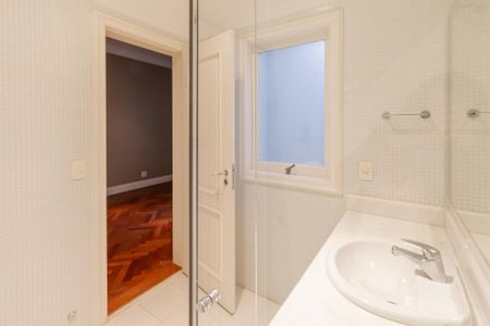 Casa para alugar com 392m², 5 quartos e 4 vagas Casa para alugar com 392m², 5 quartos e 4 vagasBanheiro da Suíte 3