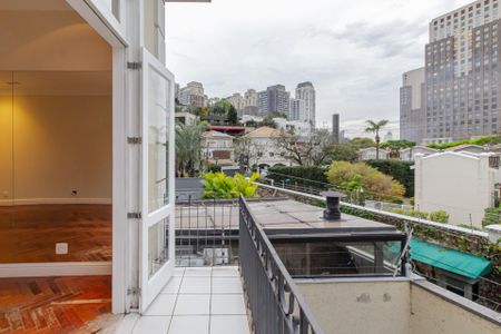 Casa para alugar com 392m², 5 quartos e 4 vagas Casa para alugar com 392m², 5 quartos e 4 vagasSacada do Quarto 1