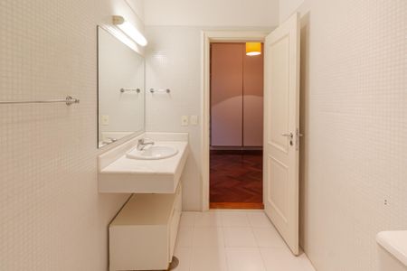 Casa para alugar com 392m², 5 quartos e 4 vagas Casa para alugar com 392m², 5 quartos e 4 vagasBanheiro da Suíte 4